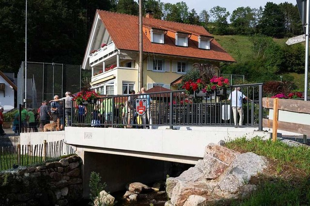 Nach vier Jahren Planung und Bauzeit w...eue Brcke jetzt offiziell eingeweiht.  | Foto: Volker Mnch