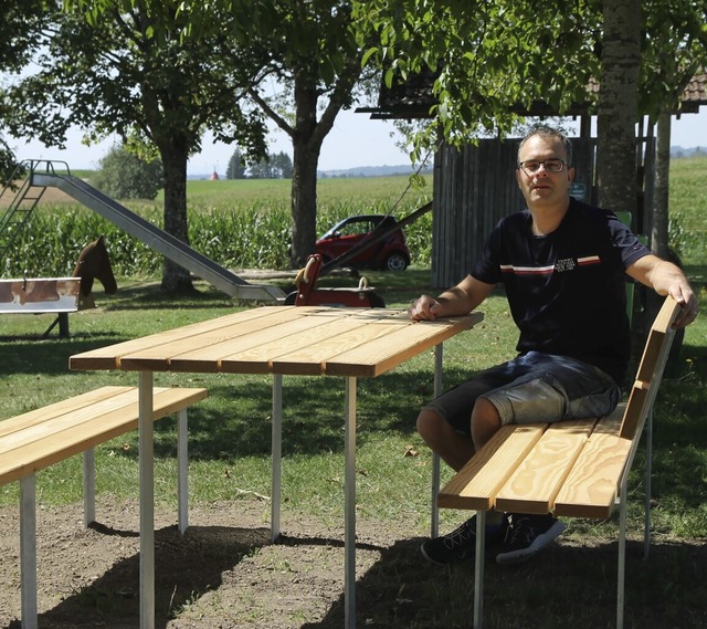 Einen schnen Platz hat die Sitzgruppe...n, findet Ortsvorsteher Armin Arzner.   | Foto:  