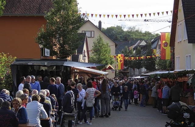 Ein buntes Programm in festlich geschm...cher beim Gassenweinfest in Merdingen.  | Foto: Gemeinde Merdingen