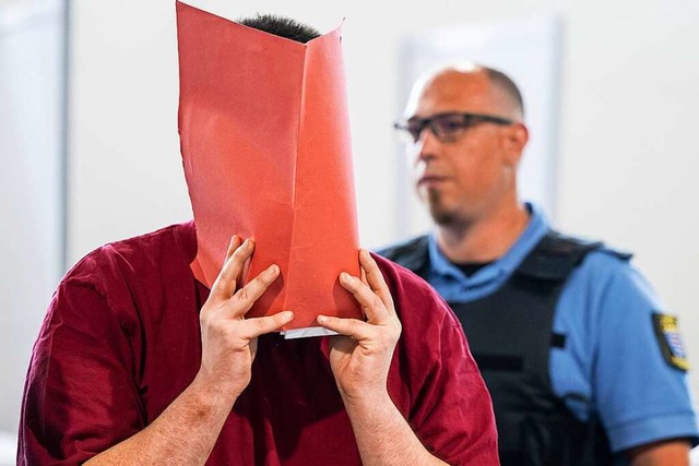 Jan P. verbirgt Mitte Juni sein Gesich...lichen Opfer systematisch ausgesucht.  | Foto: Boris Roessler (dpa)