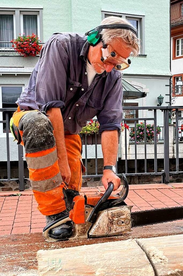 Bob Budd arbeitet an seinem &#8222;Schwert im Stein&#8220;.   | Foto: Louis Hutters