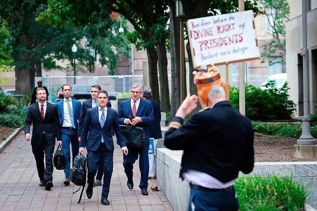 Die Anwlte des ehemaligen US-Prsiden... Gerichtsgebude in Washington DC ein.  | Foto: WIN MCNAMEE (AFP)