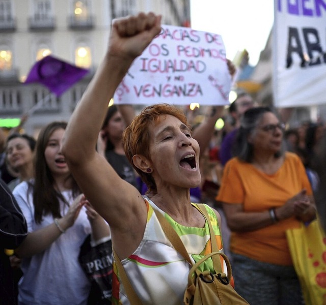 Demonstrantinnen in Madrid protestierten gegen das Verhalten von Rubiales.  | Foto: OSCAR DEL POZO (AFP)