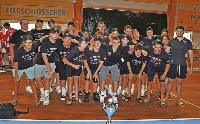 Die U16 aus Merdingen zeigt stolz ihren Erinnerungspokal fr Rang sieben.  | Foto: privat