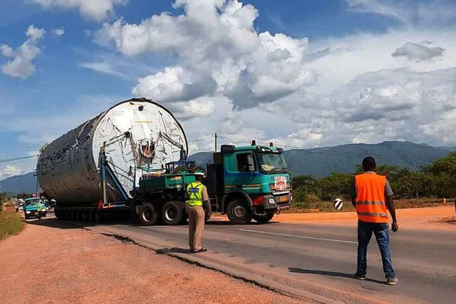 Ein Transport in Tansania stellte die ...tverantwortlichen vor groe Probleme.   | Foto: Mario Allendrfer