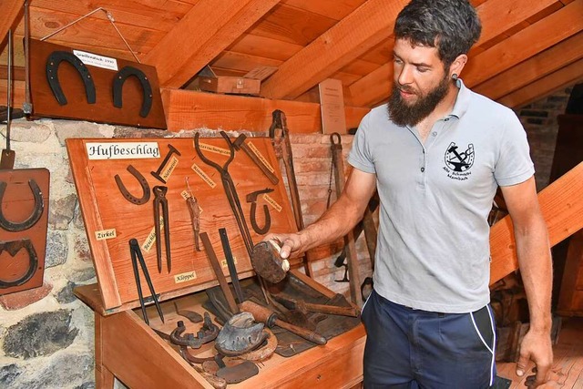 Christoph Faller mit den Utensilien f...beschlag in der Alten Schmiede Mambach  | Foto: Angelika Schmidt