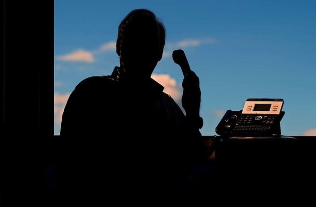 Viele Betrgereien werden am Telefon angebahnt.  | Foto: Julian Stratenschulte