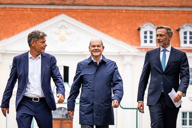 Bundeskanzler Olaf Scholz (SPD, M), Ch...tz auf Schloss Meseberg in Brandenburg  | Foto: Michael Kappeler (dpa)