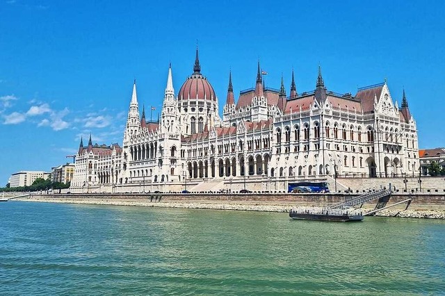 Direkt an der Donau liegt in Budapest das ungarische Parlamentsgebude.  | Foto: Astrid Gro-Prell (M-TOURS Erlebnisreisen)