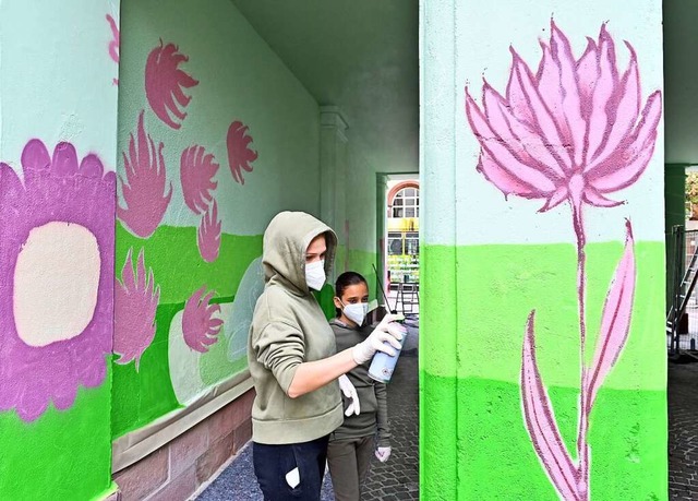 Lisa-Marie (21) und Mia (10) sprayen zum ersten Mal beim mehrtgigen Workshop.  | Foto: Michael Bamberger