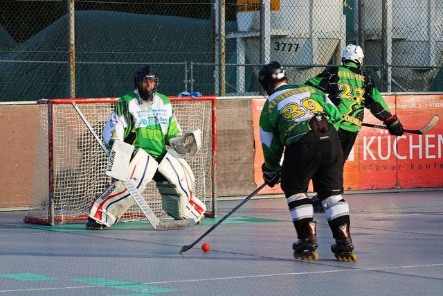 Torwart Felix Bohnet (links) muss daf...n, dass der Ball nicht im Netz landet.  | Foto: Annika Sindlinger