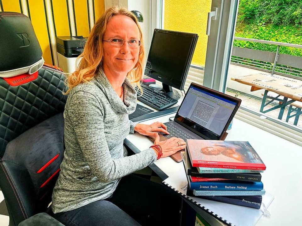 Die Freiburger Ärztin Barbara Nelting schreibt schwule erotische Romane.  | Foto: Carolin Johannsen
