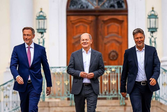 Bundeskanzler Olaf Scholz (SPD, M), Ch...s 90/Die Grnen) vor Schloss Meseberg.  | Foto: Michael Kappeler (dpa)