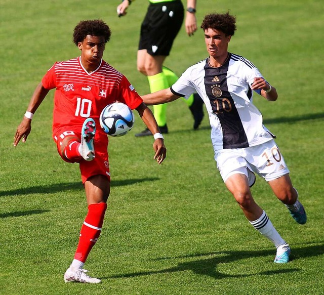 Noah Darvich (rechts) hier im U-17-EM-Spiel gegen die Schweiz  | Foto: IMAGO