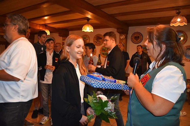 Katja Mangel (rechts) berreicht Micha...lnahme an der Deutschen Meisterschaft.  | Foto: Roland Vitt