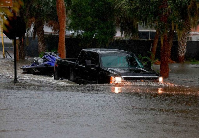 Ein Truck fhrt in Florida durch berf...en, verursacht durch Hurrikan Idalia.  | Foto: JOE RAEDLE (AFP)