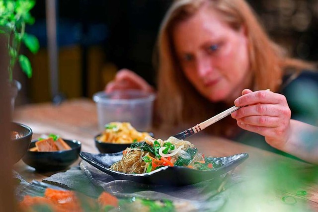 Sylvia Hartmann ist Food-Stylistin. Ei...liches Geschick und Sinn fr sthetik.  | Foto: Henning Kaiser (dpa)