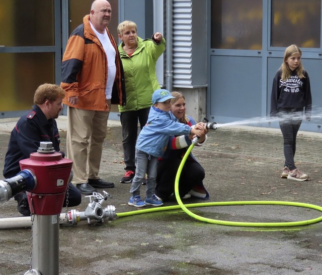 Wasser marsch: Unter Anleitung von Car...ks), bten sich Kinder an der Spritze.  | Foto: Gerd Leutenecker