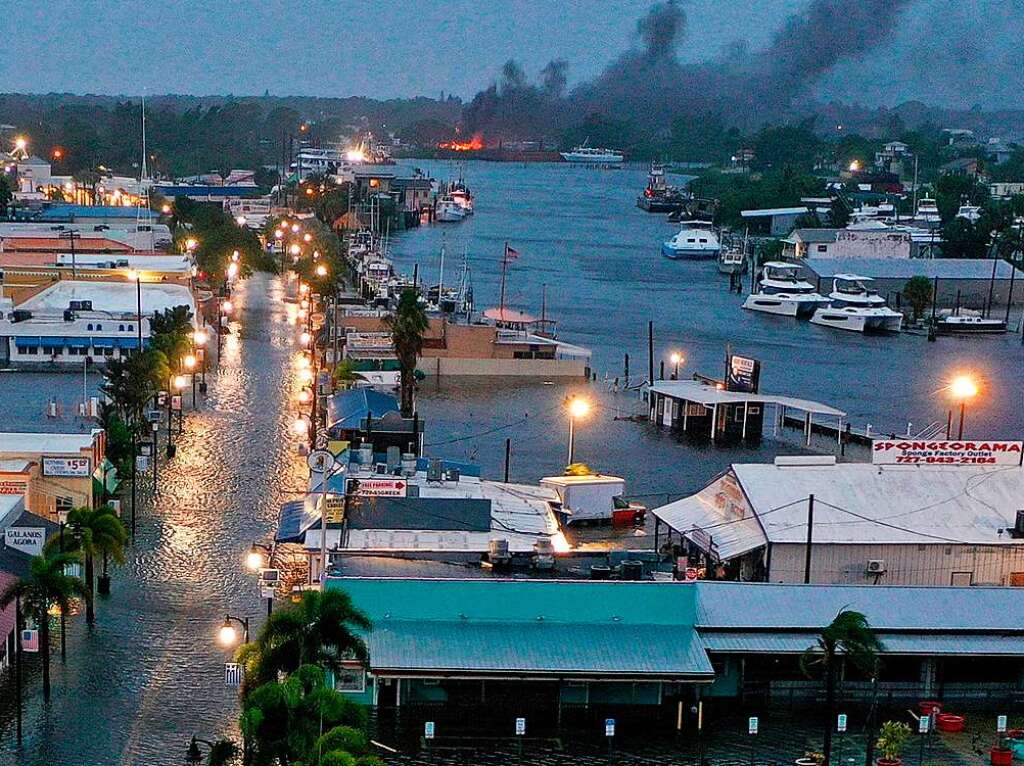 berschwemmung, Zerstrung, Blackout: Der Hurrikan Idalia trifft an der Westkste Floridas an Land. Die Sturmflut sorgt fr gefhrliches Hochwasser – in 200 000 Haushalten fiel der Strom aus.