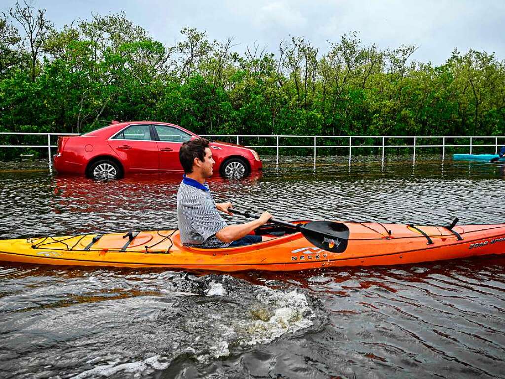 berschwemmung, Zerstrung, Blackout: Der Hurrikan Idalia trifft an der Westkste Floridas an Land. Die Sturmflut sorgt fr gefhrliches Hochwasser – in 200 000 Haushalten fiel der Strom aus.