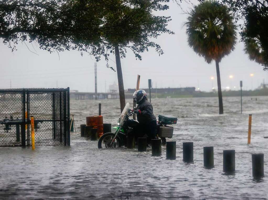 berschwemmung, Zerstrung, Blackout: Der Hurrikan Idalia trifft an der Westkste Floridas an Land. Die Sturmflut sorgt fr gefhrliches Hochwasser – in 200 000 Haushalten fiel der Strom aus.