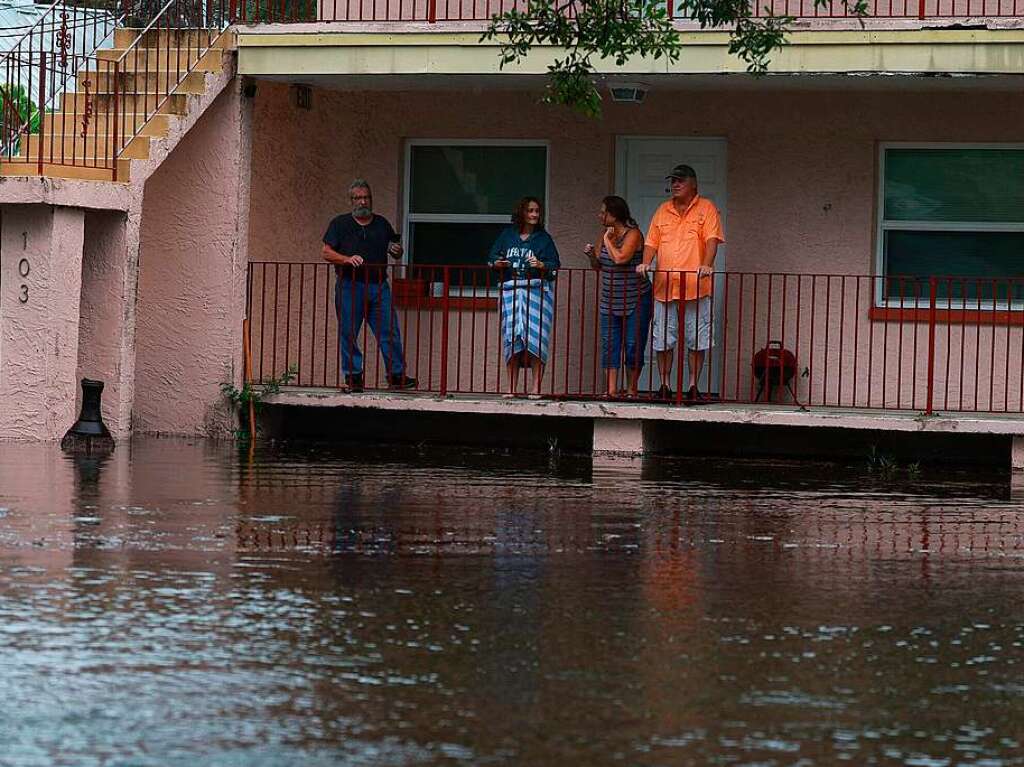 berschwemmung, Zerstrung, Blackout: Der Hurrikan Idalia trifft an der Westkste Floridas an Land. Die Sturmflut sorgt fr gefhrliches Hochwasser – in 200 000 Haushalten fiel der Strom aus.