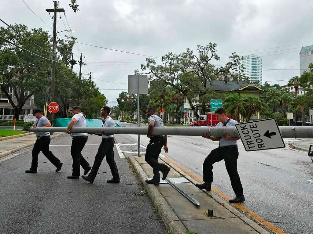 berschwemmung, Zerstrung, Blackout: Der Hurrikan Idalia trifft an der Westkste Floridas an Land. Die Sturmflut sorgt fr gefhrliches Hochwasser – in 200 000 Haushalten fiel der Strom aus.