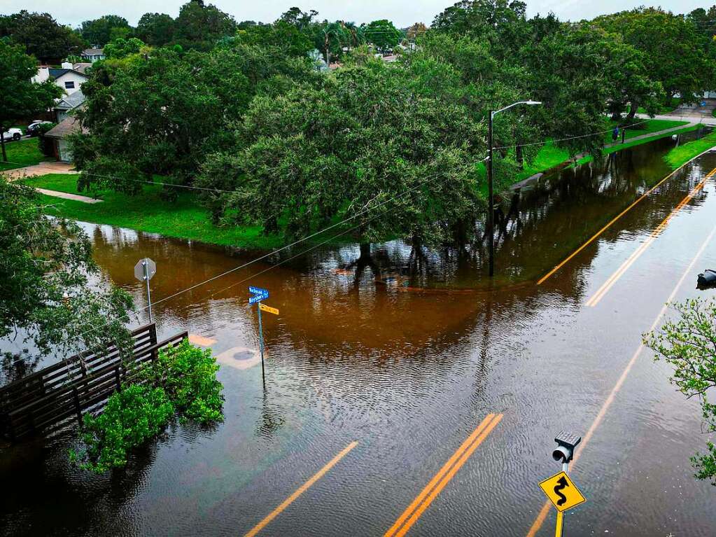 berschwemmung, Zerstrung, Blackout: Der Hurrikan Idalia trifft an der Westkste Floridas an Land. Die Sturmflut sorgt fr gefhrliches Hochwasser – in 200 000 Haushalten fiel der Strom aus.