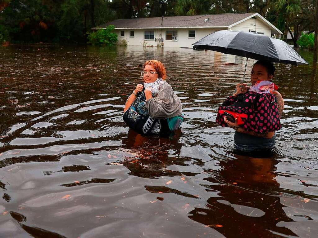 berschwemmung, Zerstrung, Blackout: Der Hurrikan Idalia trifft an der Westkste Floridas an Land. Die Sturmflut sorgt fr gefhrliches Hochwasser – in 200 000 Haushalten fiel der Strom aus.