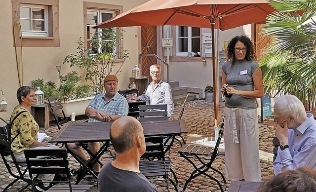 Valerie Schoenenberg bei ihrer Vermitt... die Geschichte der Offenburger Mikwe.  | Foto: Ralf Burgmaier