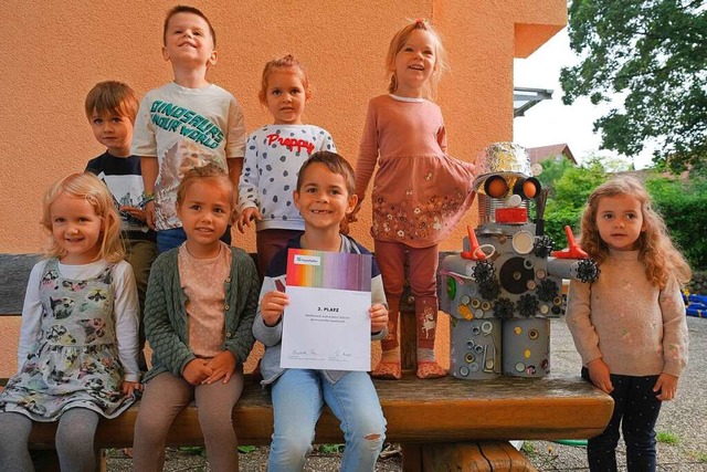 Gruppenbild mit Roboter: Kinder aus de...ber den dritten Platz und die Preise.  | Foto: Martin Pfefferle