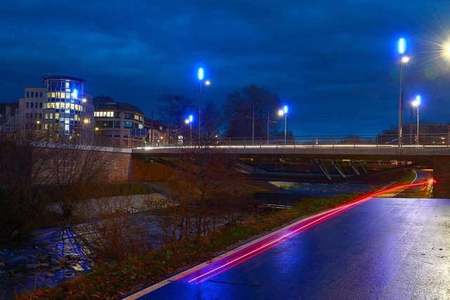 Aus gestalterischen Grnden hatte man ...enbrcke fr blaues Licht entschieden.  | Foto: Ingo Schneider