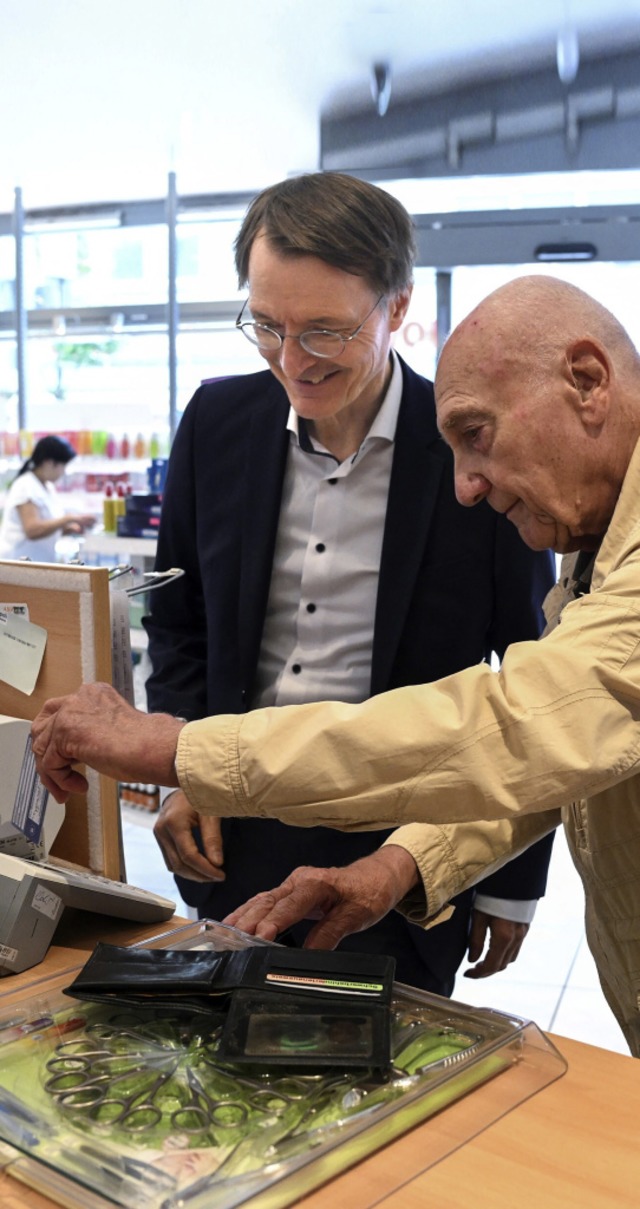 Lauterbach (links) lsst sich eine Gesundheitskarte vorfhren.  | Foto: Annegret Hilse