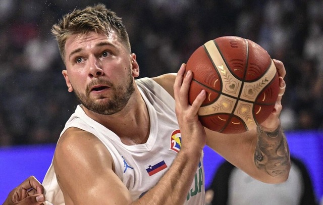 Luca Doncic wird mit seinem slowenisch...ntag auf die deutsche Auswahl treffen.  | Foto: YUICHI YAMAZAKI (AFP)