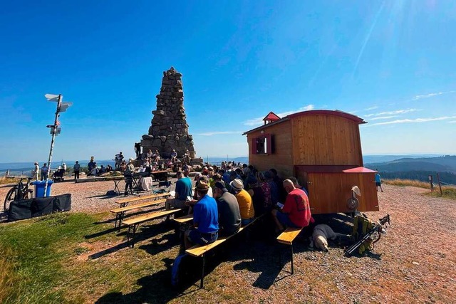 Hoch oben: Berggottesdienst mit der Sc...he beim Bismarckturm auf dem Feldberg.  | Foto: privat