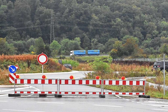 Hier geht&#39;s nicht weiter: Am Kreis...inikum sein, im Hintergrund die B 317.  | Foto: Thomas Loisl Mink