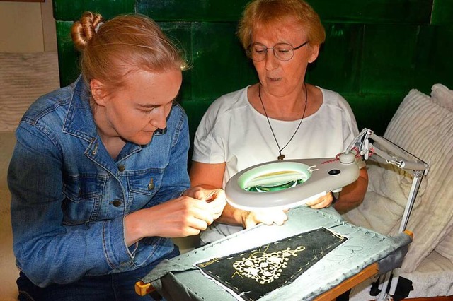 Anita Ellinger (rechts) und Sonja Bhl...gestickte Muster genau unter die Lupe.  | Foto: Christiane Sahli