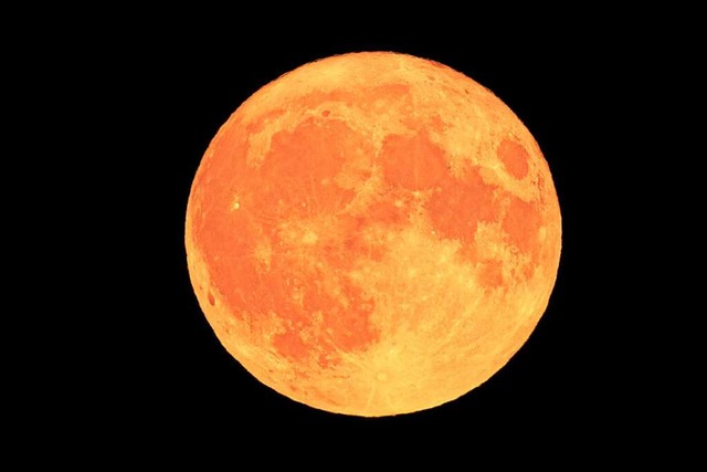 Zwei Vollmonde in einem Kalendermonat ...ls &#8222;Blue Moon&#8220; bezeichnet.  | Foto: Carsten Koall (dpa)