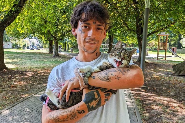 Der Auszubildende Joshua Kassel mit seiner kranken Katze Chanel  | Foto: Nickolas Fahrner