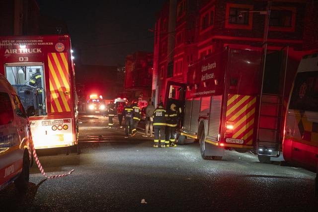 Der Feuerwehreinsatz in Johannesburg  | Foto: Uncredited (dpa)