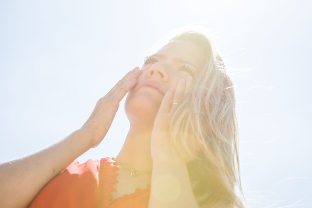 Zu viel Sonneneinstrahlung kann Hautpr...d vorzeitige Hautalterung hervorrufen.  | Foto: Christin Klose/dpa-tmn