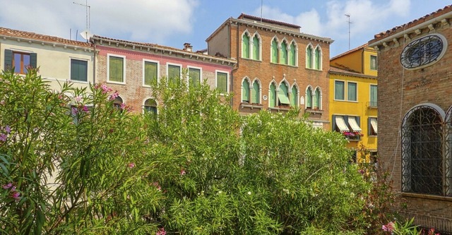 Schauplatz Venedig: Diesmal spielt ein verwilderter Garten eine Rolle.  | Foto: IMAGO/www.viennaslide.com