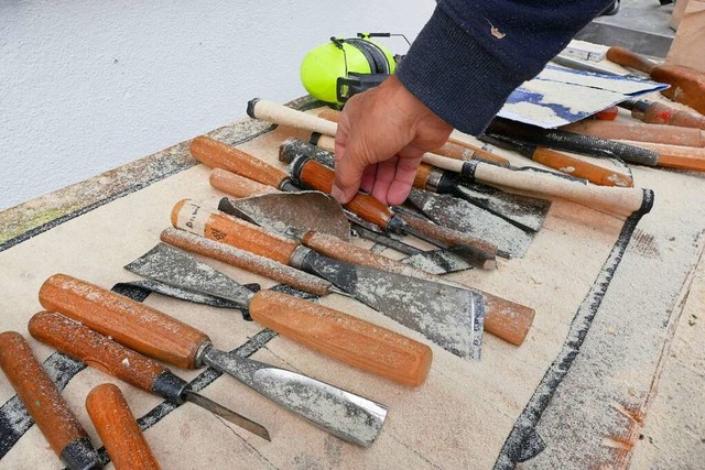 Holzbildhauer benutzen viele unterschiedliche  Spezialwerkzeuge.   | Foto: Susanne Filz