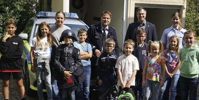 Die elf Kinder mit Polizeipostenleiter...arsanwrterin Lena Metzler (von links)  | Foto: Reinhard Herbrig