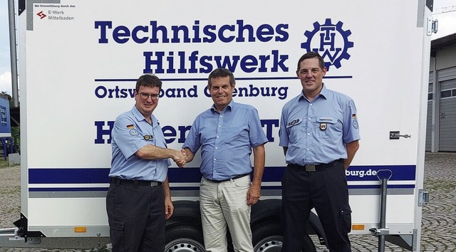 Bei der bergabe (von links): Carsten ...e Mitarbeiter berlandwerk Mittelbaden  | Foto: E-Werk Mittelbaden