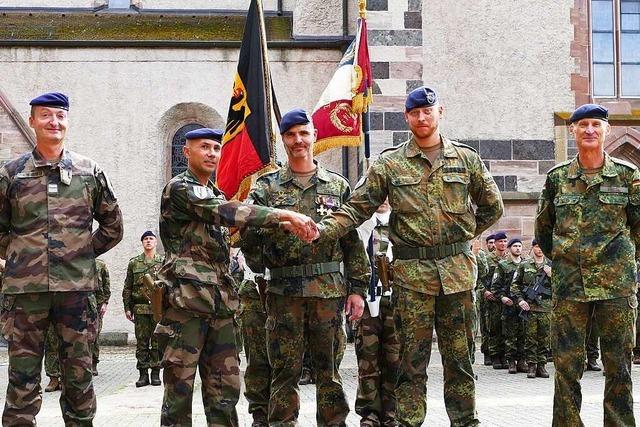 Militär hält eine feierliche Zeremonie auf dem Breisacher Münsterplatz