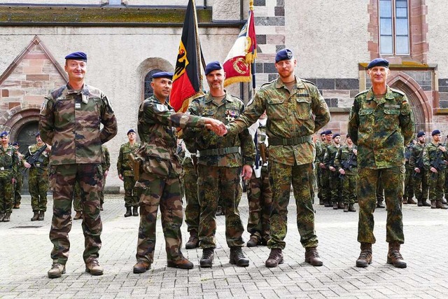 Der neue Kommandeur Colonel Jean-Bapti...ter Major Sebastian Seidler die Hnde.  | Foto: Sophia Ungerland