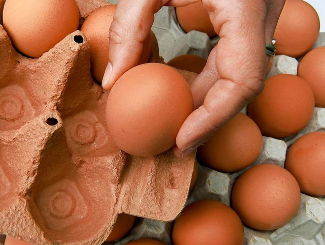 Zwei mutmaliche Diebinnen haben in Do...ach Eier aus einem Warenstand geklaut.  | Foto: Holger Hollemann