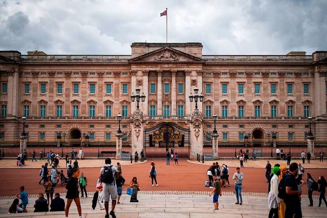 Noch bis 2027 sollen die Renovierungsarbeiten am Buckingham-Palast dauern.  | Foto: Aaron Chown (dpa)