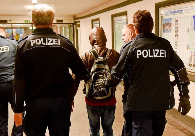 Polizisten nehmen einen illegal Eingereisten mit aufs Revier (Archivbild).  | Foto: Carsten Rehder